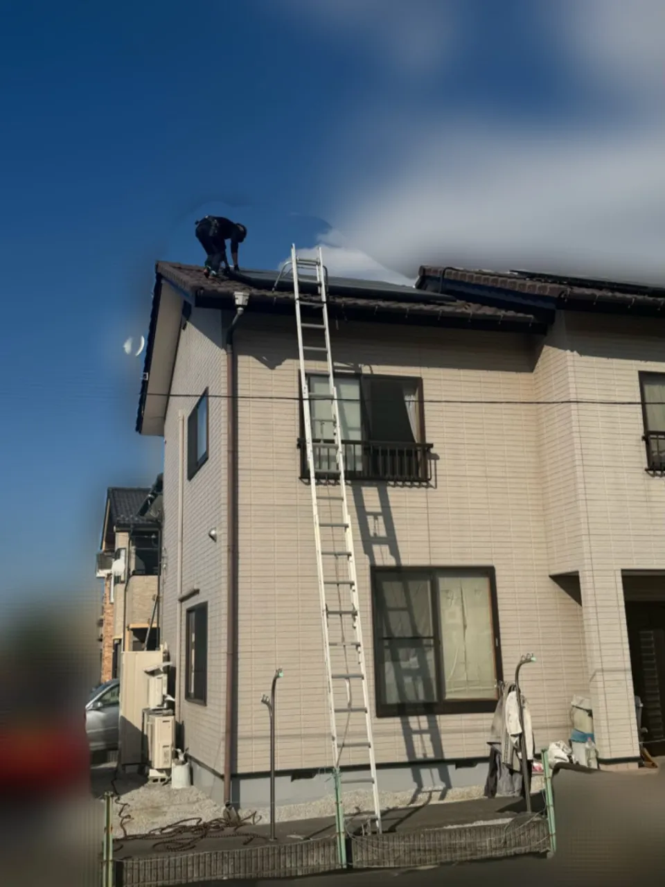 パネルの縁にこんなに汚れが、、、設置7年、屋根に上がって見え...